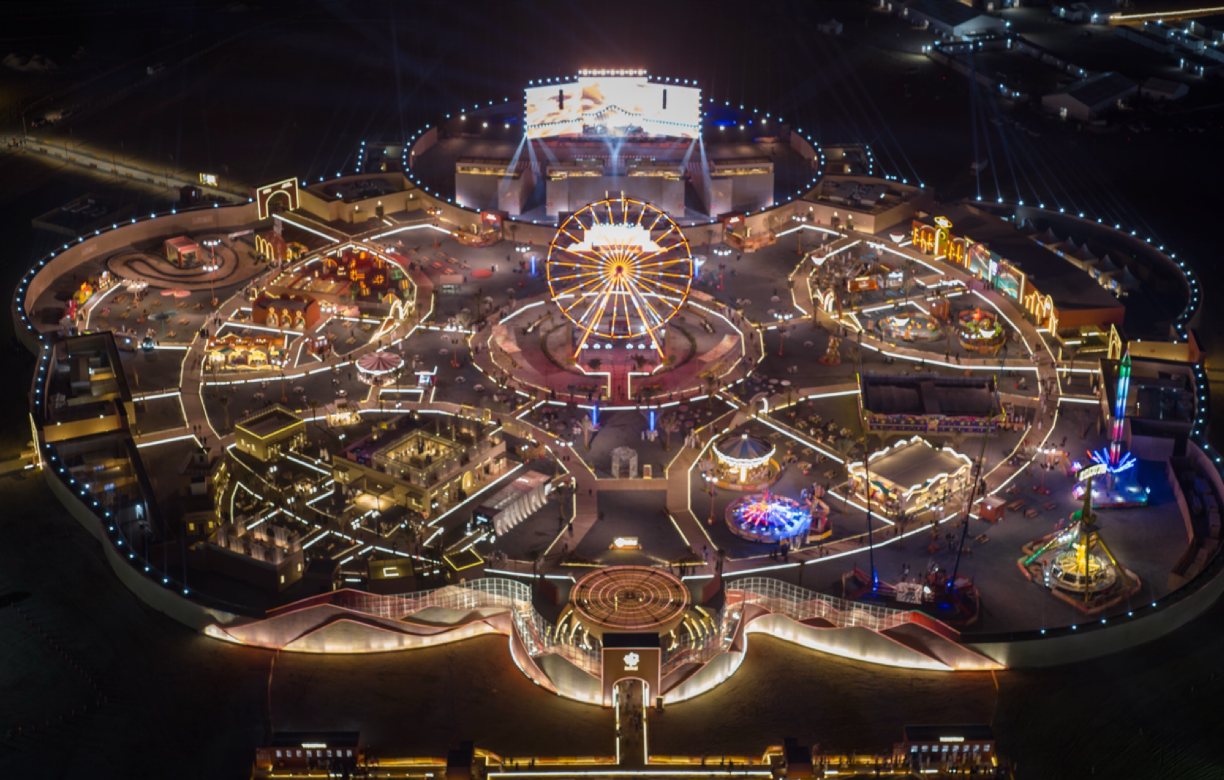 Liwa Village, The village after dark